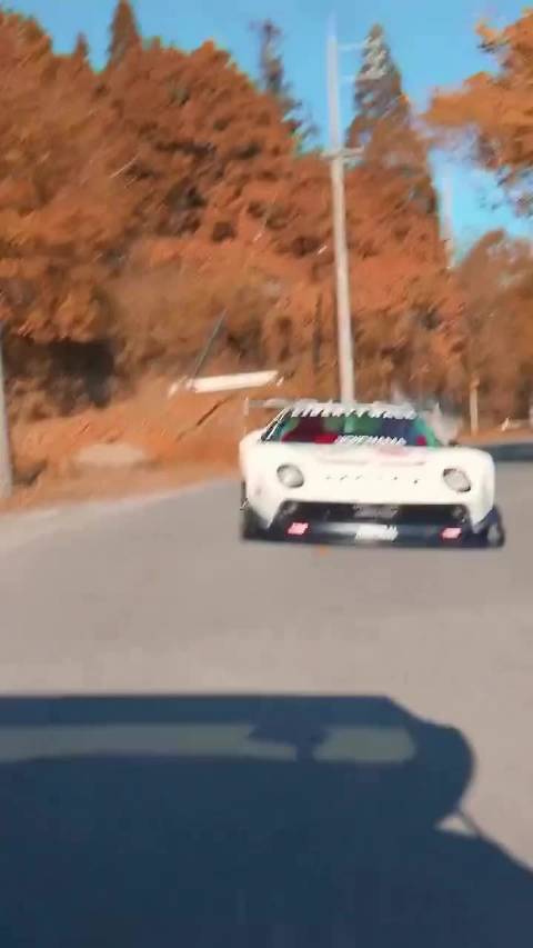 兰博基尼 Miura行驶中，好有电影感啊，我已自动脑补一部大片