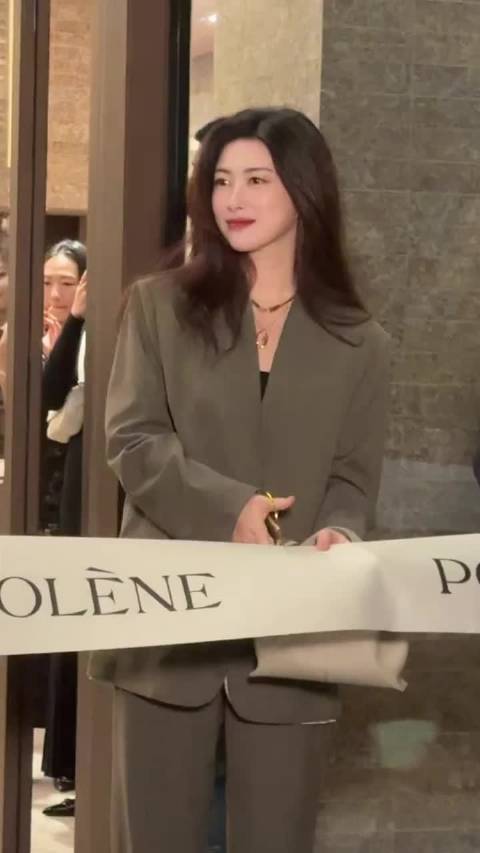 朱珠三里屯给新代言剪彩太美了！