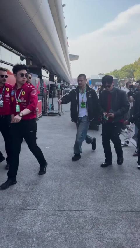周杰伦、林志颖、邓超孙俪夫妇现身F1赛场，星光熠熠，有?你喜欢的吗？