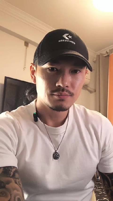 女生练薄肌需重点练背臀，饮食七分饱忌增肌