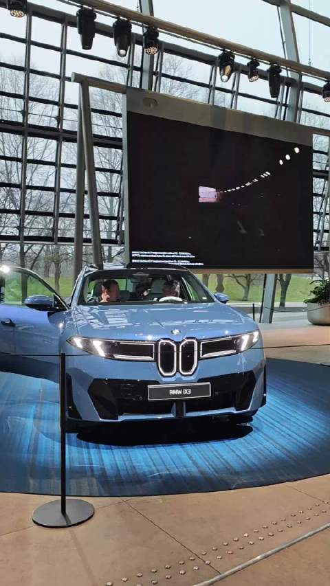 在德国看到了新世代宝马iX3跟它的“老祖宗”一比，就知道这设计是咋回事了