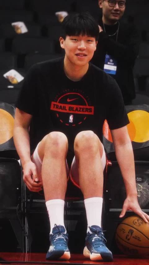 格兰特现场指导，杨瀚森跟随音乐扭动，小杨已经融入了NBA赛场氛围