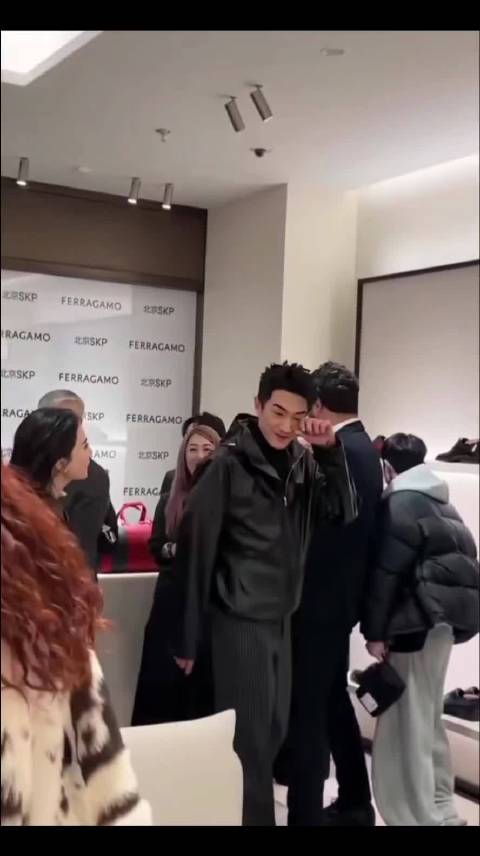 林更新高圆圆同框聊的好嗨，赵又廷酸了吗？