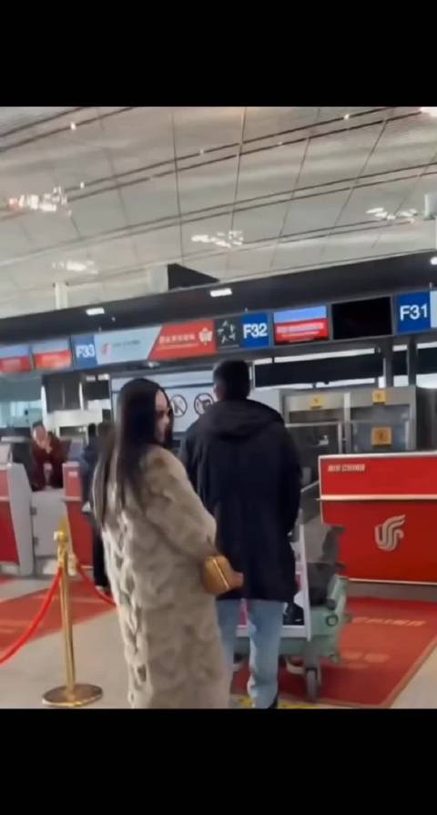 杜江霍思燕又出去旅行了，没带娃，霍思燕穿搭有李湘那范了！