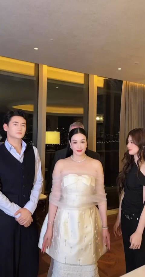 钟丽缇卢昱晓一起跳了抖肩舞