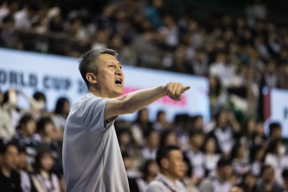 媒体人：请郭士强主动让贤转任助教 男篮成绩不能再探底了