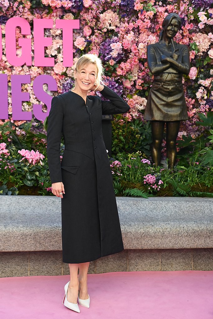 蕾妮·齐薇格与BJ雕像合影