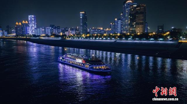 全国首艘纯电动游船“君旅号”行驶在长江江面上。 (无人机照片) 两江游览公司供图