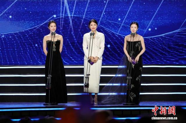 图为曾黎(中)、江一燕(左)、徐娇推介金椰奖官方入围纪录片。中新社记者 骆云飞 摄
