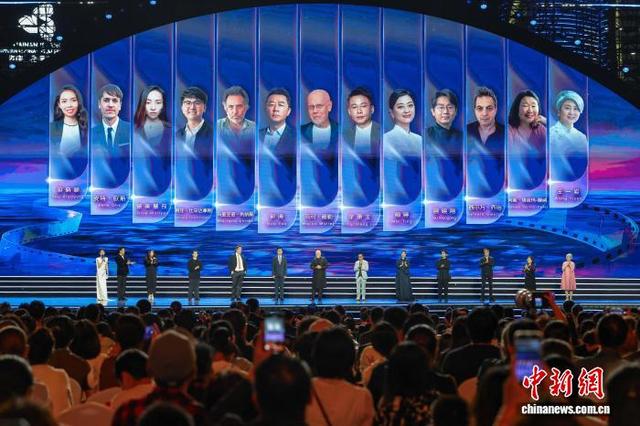 图为金椰奖评委会亮相。中新社记者 骆云飞 摄