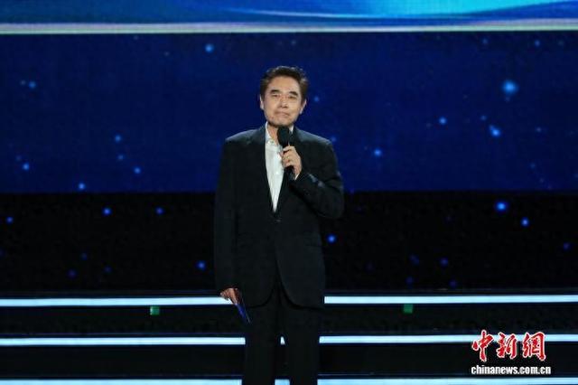 12月3日晚，第七届海南岛国际电影节开幕式在三亚举行。图为演员陈宝国亮相开幕式。中新社记者 骆云飞 摄