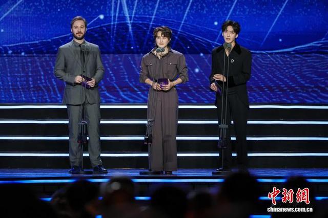 图为蒋璐霞(中)、谢瓦(左)、何洛洛推介金椰奖官方入围短片。中新社记者 骆云飞 摄