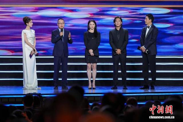 图为电影《遥远的普若岗日》剧组亮相开幕式现场。中新社记者 骆云飞 摄