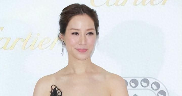 阔太徐子淇越来越大胆！穿抹胸裙秀出玉女腿，不遮不掩反而更高级