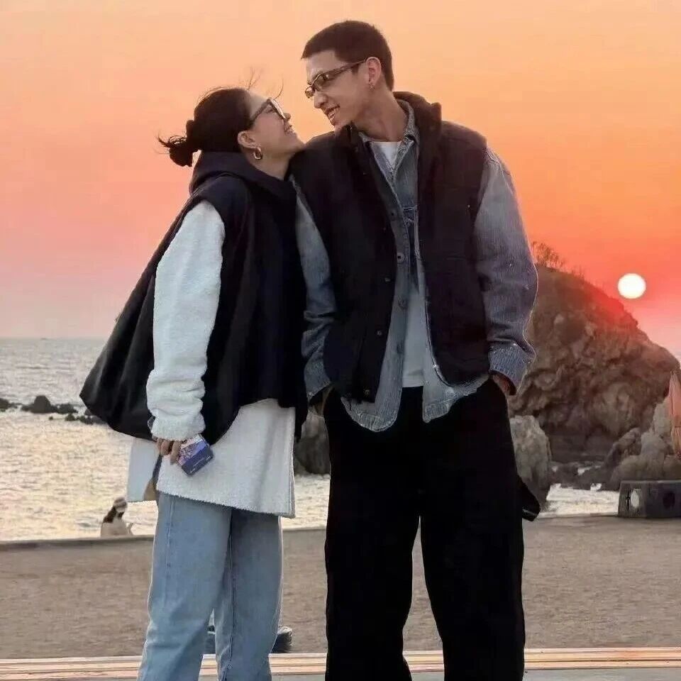 热搜第一！歌手李嘉格官宣恋情，晒与男友亲密合照