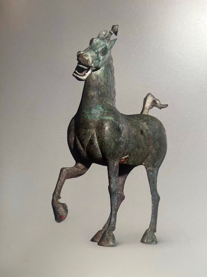 图5 甘肃武威雷台东汉墓出土青铜马