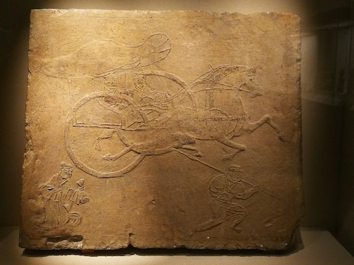 图7 中国国家博物馆藏成都扬子山汉墓辎车画像砖（笔者拍摄）