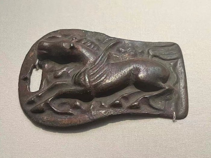 图15 故宫博物院藏北朝天马纹青铜带扣（笔者拍摄）