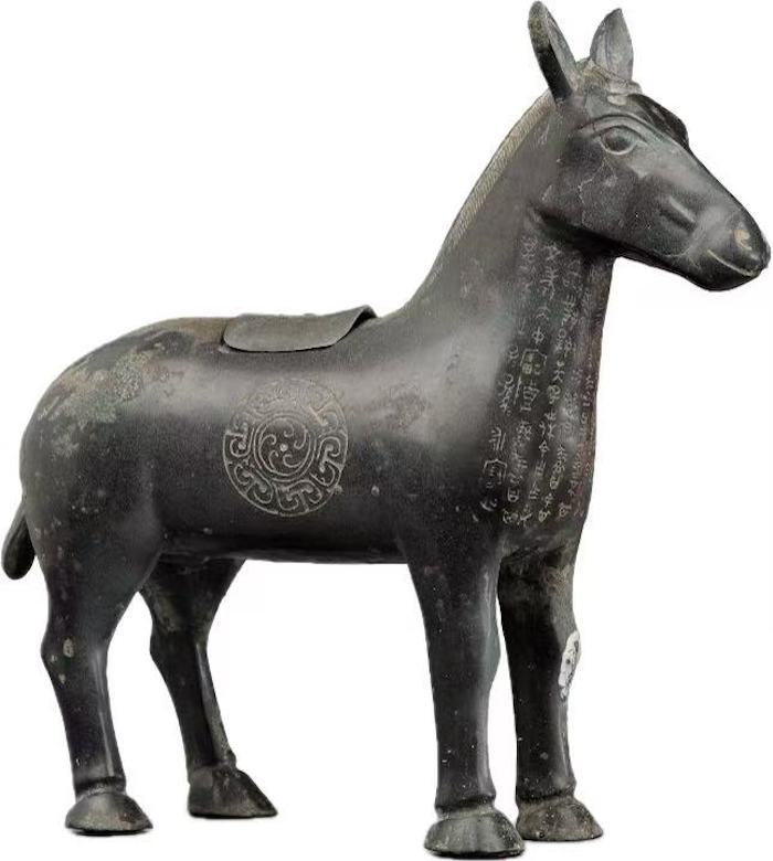 图1 陕西眉县李村出土“盠”青铜驹尊