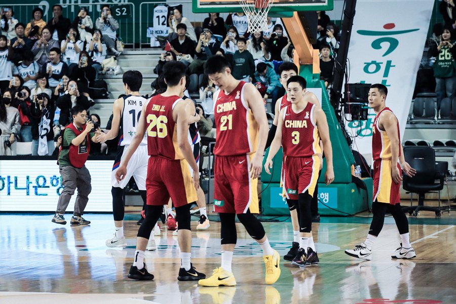 打出“历史级别的惨案”，世界杯预赛前景不容乐观，中国男篮究竟怎么了？