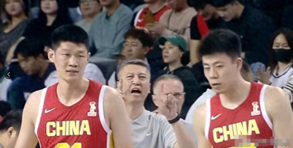 4天2次输给韩国，苏群一针见血，郭士强带队连夜在更衣室开会