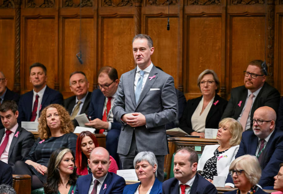 英国工业大臣克里斯·麦克唐纳在议会接受质询