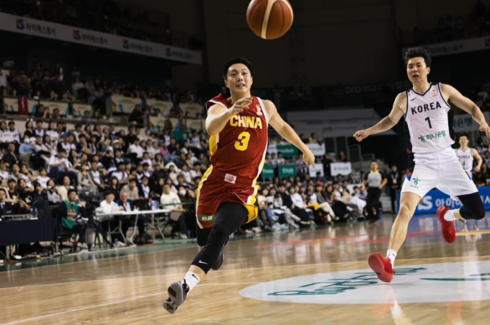 胡明轩竟成韩媒庆祝胜利背景板 他为何与亚洲杯表现迥异？