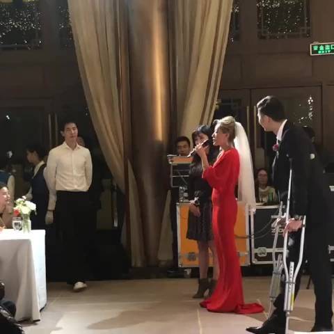 娄艺潇与男友李川亮相导演李晓雨的婚礼现场