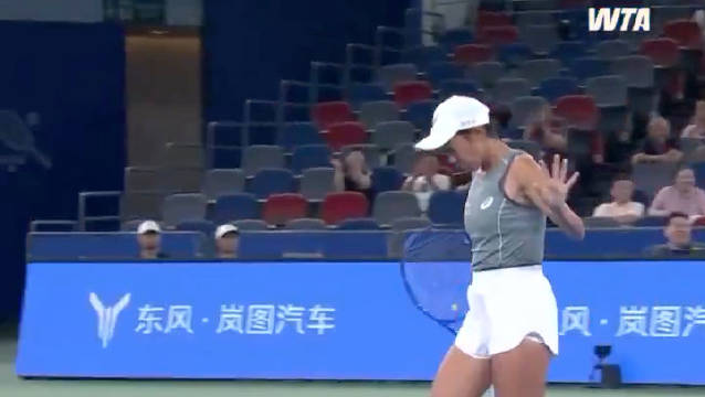 张帅在武网第三轮对阵高芙时 精彩一球