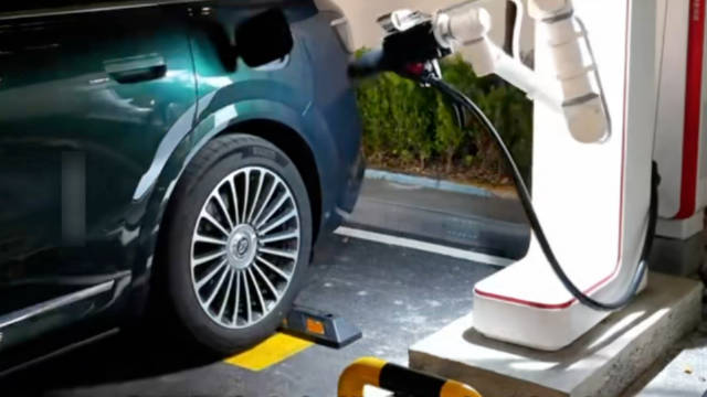 蔚来乐道车主无感补能，全国3000换电站3分钟满电