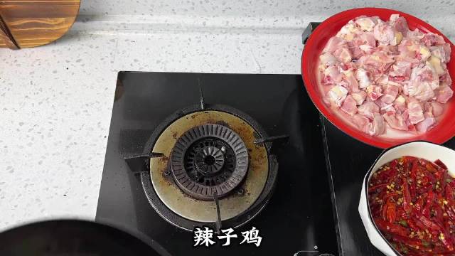 男人会做饭魅力加倍！跟着学做辣子鸡，你也能帅过彭于晏