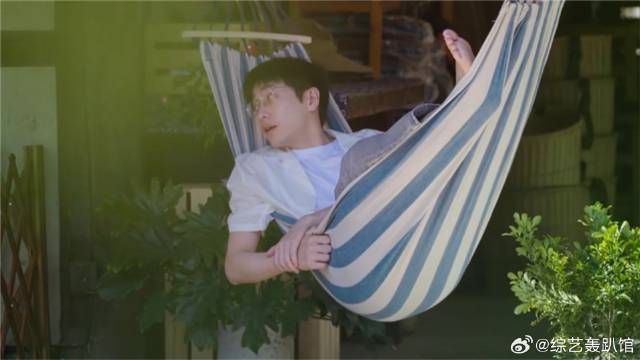 彭昱畅喝咖啡喝多了？何炅错把他喊成彭于晏，彭彭秒答应