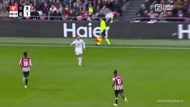 姆巴佩禁区内倒地裁判未理睬也没出牌，慢镜看为明显假摔