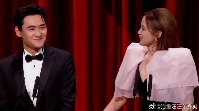 袁弘也太爱张歆艺了！金鸡颁奖典礼上秀恩爱，自我介绍都是张歆艺的粉丝