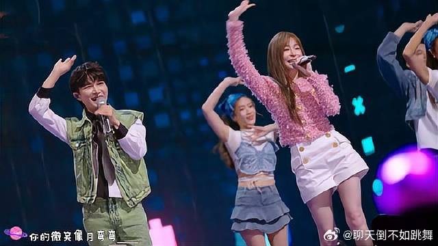 周深王心凌超甜唱跳《睫毛弯弯》，周深魔性舞步引全场模仿！