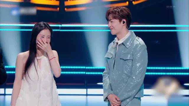 张碧晨陈立农太甜了，遭于文文吐槽：这都能吃上狗粮