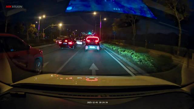 理性讨论，请教一下各位马路判官，视频中是视频车还是红车的问题？