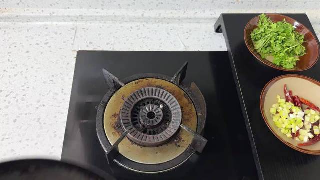 跟着大厨学做风味茄子，会下厨的男人魅力爆棚，简直比彭于晏还帅气！