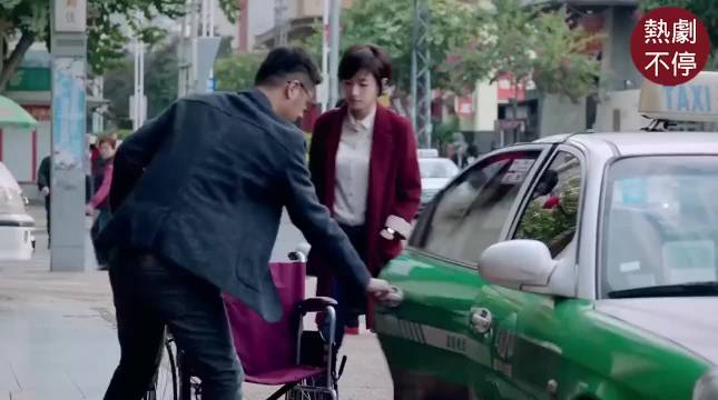 绿茶故意在妻子面前让丈夫抱她，没想到妻子一招就让小三绿茶败下阵来