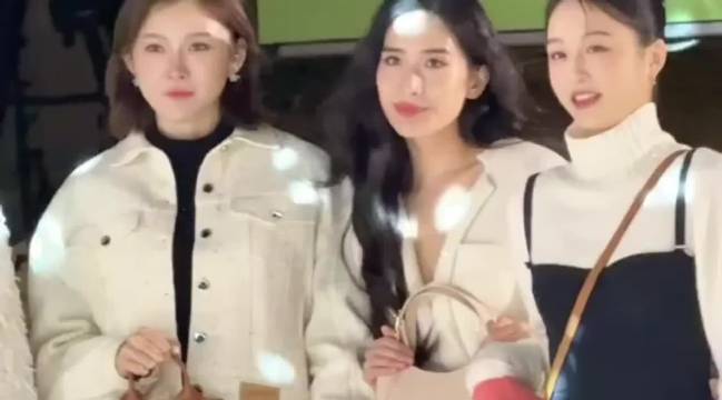 吴艳妮朱易罕见同框，风格迥异引关注