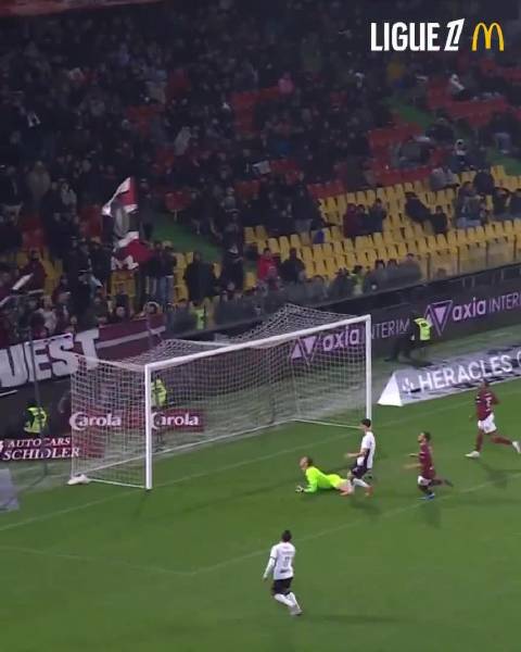 法甲梅斯后卫格巴明解围击中横梁