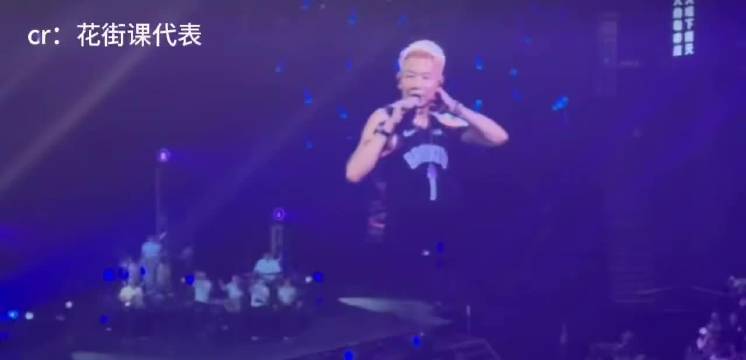 陶喆舞台险些摔倒笑场化解尴尬