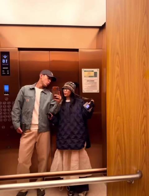 李嘉格与男友正脸合照曝光，穿搭般配显年轻