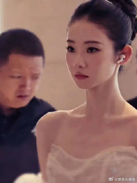 我无名份 我不多嗔 我与你难生恨！张艺凡红毯树芽屿凡