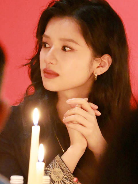 默默鼓掌的张婧仪