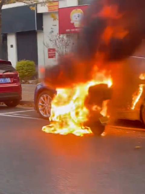 这台电动车，给凯迪拉克车主，一个全损换新车的机会！