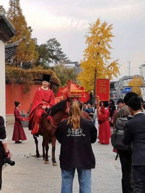 刘雨辰骑马遇马匹排便，中式婚礼现场欢乐不断