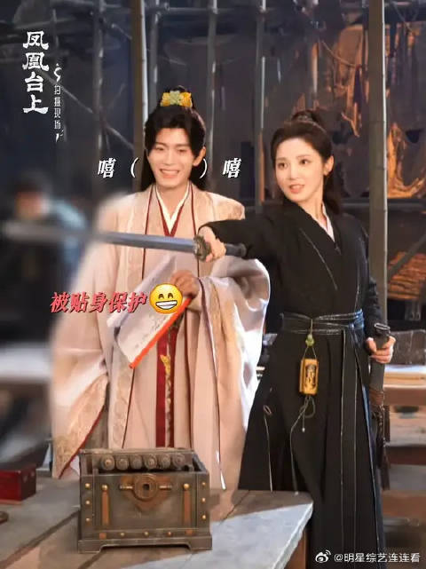 在场的都看见了，“朕的皇后在保护朕”