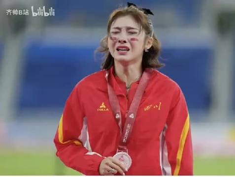 吴艳妮0.04秒之差获银牌落泪