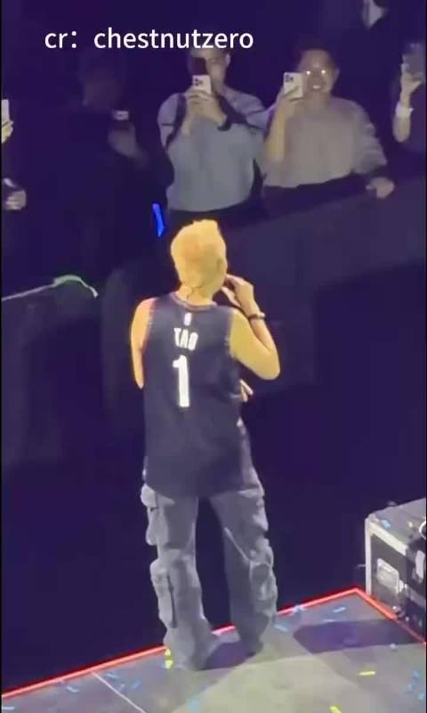 陶喆演唱会互动被绊倒，笑场化解尴尬